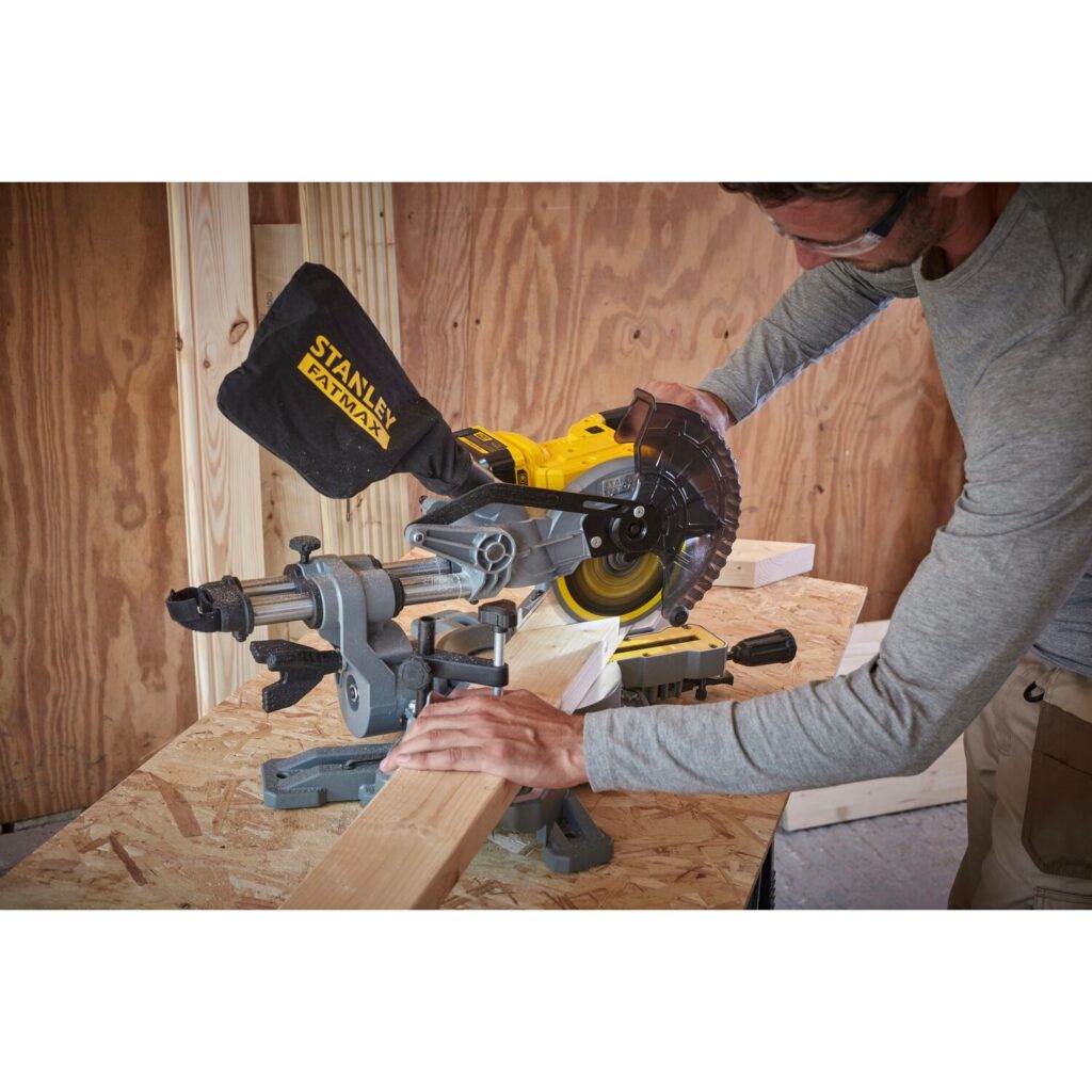 Combo Stanley Compre e Ganhe: Serra Meia Esquadria 20V + Parafusadeira 12V de Brinde